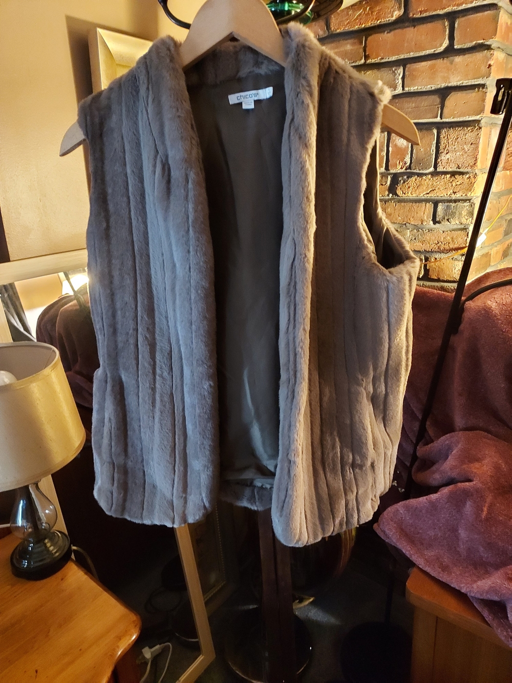 Chico's Womens Taupe Faux Fur Sleeveless Vest Soft Brown Size: 1 U.S. M